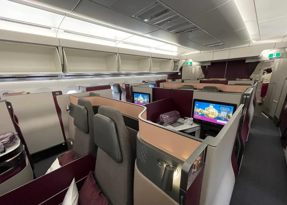 Кабины Qsuite с экранами и столиками в салоне A350-1000 Qatar Airways
