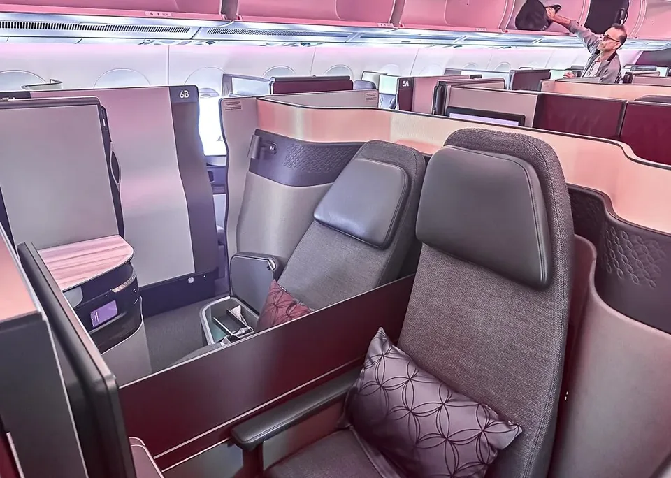 Кресло Qsuite A350-1000 Qatar Airways с подушкой и высокой спинкой