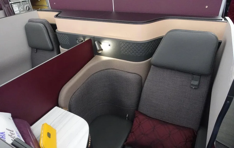 Кабина Qsuite Airbus A350-1000 вблизи: кресло, перегородка и светильник