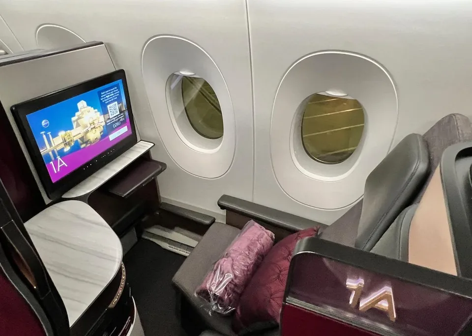 Кабина 1A бизнеса Qsuite у иллюминаторов A350-1000 Qatar Airways