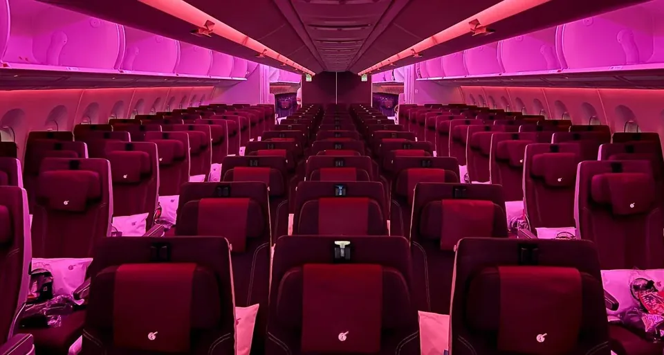 Салон эконома A350-1000 Qatar Airways с бордовыми креслами, вид из хвоста