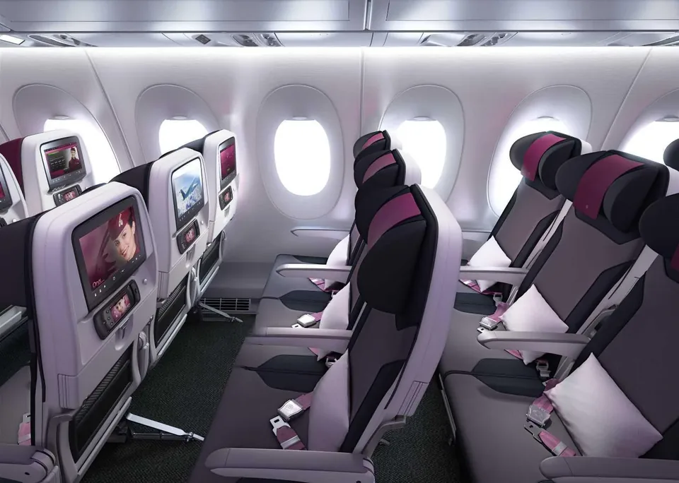 Кресла эконома Airbus A350-1000 Qatar Airways у иллюминаторов, экраны и подушки