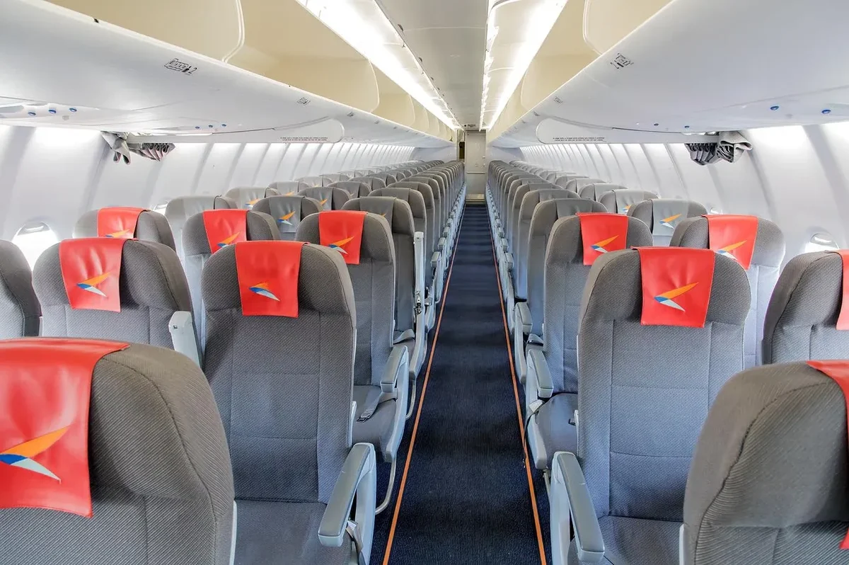 Салон Sukhoi Superjet 100 «Азимута»: проход между блоками кресел 2 и 3