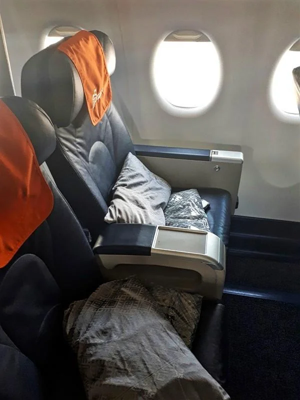 Кресло бизнес-класса Superjet 100 «Россия» у окна с пледом и подушкой