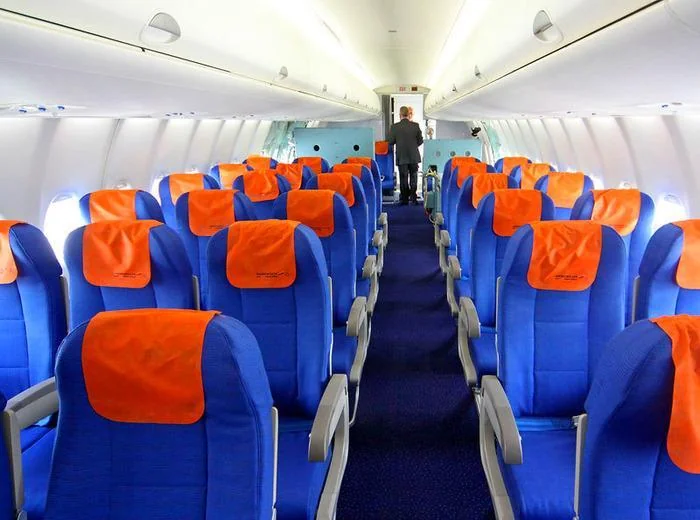 Эконом-класс Superjet 100 «Россия»: синие кресла с оранжевыми подголовниками