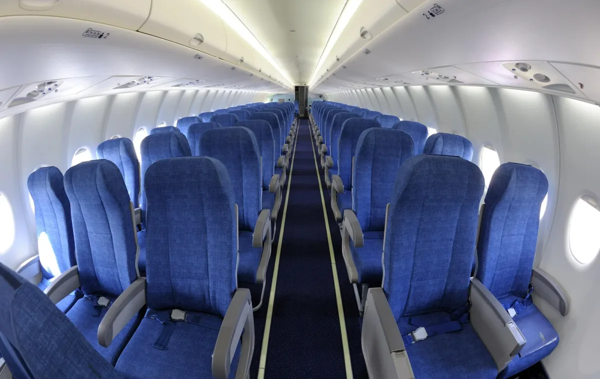Салон Superjet 100 «Якутии» вдоль прохода, кресла без чехлов