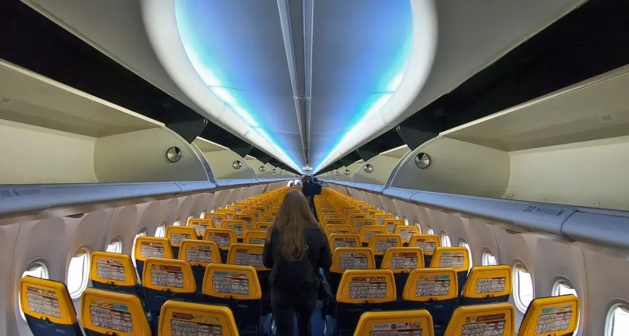 Пустой салон Boeing 737-800 Ryanair: посадка 3-3 от носа до хвоста