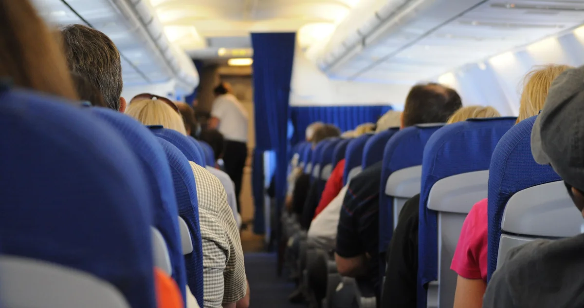 Салон эконом-класса Boeing 737-900 с проходом между рядами кресел