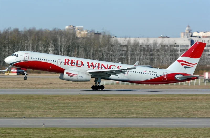 Tu-204-100-red-wings